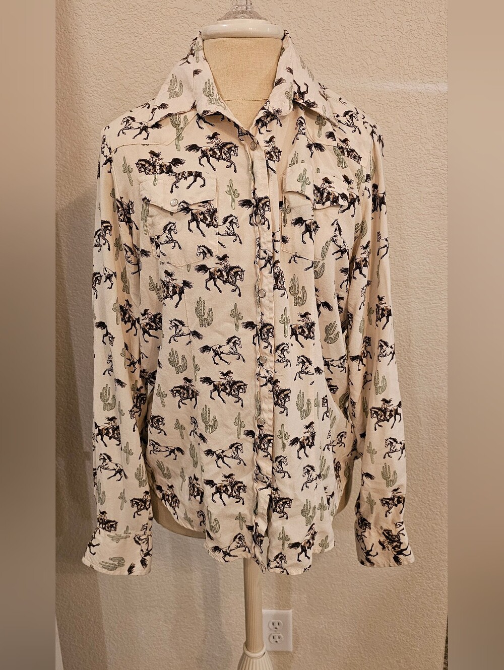 CEDAR ROSE  Cowgirl/Horse Print Pearl Snap Long Sleeve Shirt Cream/Brown L/XL